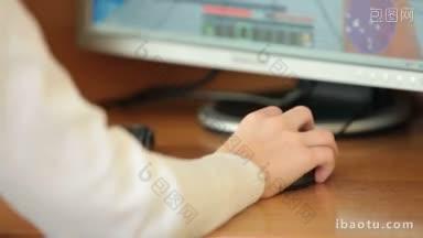 十几岁的男孩玩桌面电脑游戏的注意力集中在手上的电脑鼠标